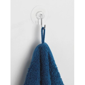 Wenko Static-Loc Nickelhaken 4er-Set mit blauem Handtuch an Wand befestigt.