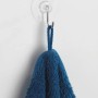 Wenko Static-Loc Nickelhaken 4er-Set mit blauem Handtuch an Wand befestigt.