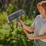Frau nutzt Gardena Cleansystem Fensterwischer mit Mikrovlies und Abziehlippe.