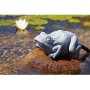 Oase Wasserspeier Frosch aus Polyresin im Teich, der Wasser spuckt.