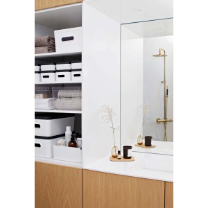 Weiße SmartStore Compact M Aufbewahrungsbox im Badezimmerregal, vielseitig und stapelbar.