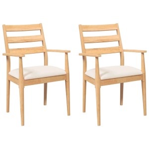 Zwei helle Esszimmerstühle aus massivem Gummibaumholz mit Armlehnen und cremefarbenen Kissen. Zeitloses Design.