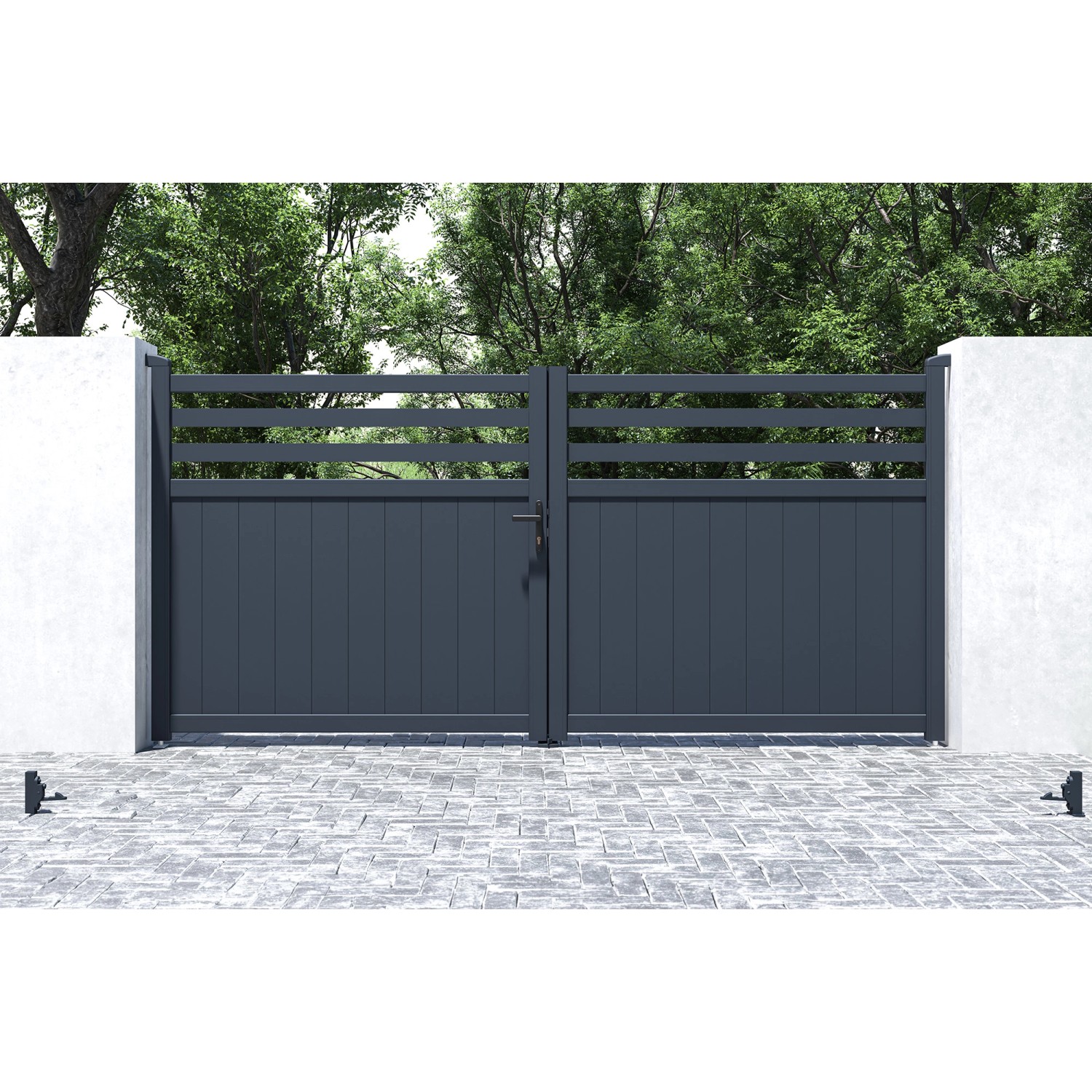 Graues Casanoov Drehtor Nevis 3.4m mit Motorisierung vor weißer Mauer und Bäumen.