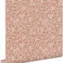 ESTAhome Vliestapete mit zartem Blumenmuster in Terrakottarosa und hellrosa Blättern, aufgerollt.
