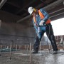 Handwerker bohrt mit dem Bosch Professional Bohrhammer GBH 8-45 DV ein Loch in Beton.