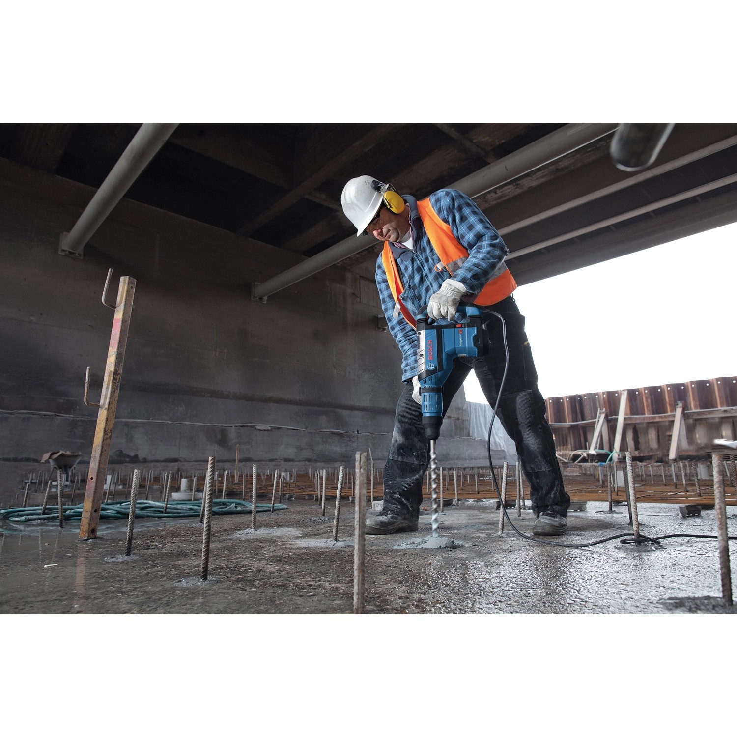Handwerker bohrt mit dem Bosch Professional Bohrhammer GBH 8-45 DV ein Loch in Beton.