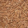 Nahaufnahme von vielen braunen, zylindrischen Holzpellets als hochwertiger Brennstoff.