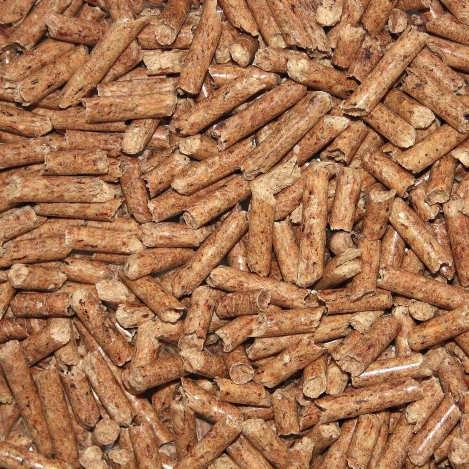 Nahaufnahme von vielen braunen, zylindrischen Holzpellets als hochwertiger Brennstoff.