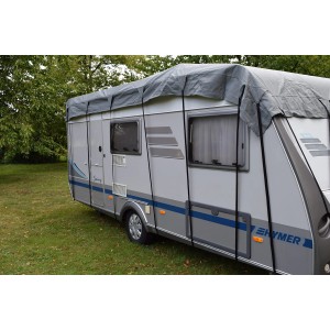 Graues GreenYard® Wohnwagen Schutzdach 600 cm auf Wohnwagen mit Spanngurten befestigt.