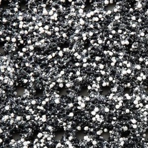 Detailaufnahme: Graue Karat Sicherheits-Stufenmatte mit Granulatbeschichtung für Außen.