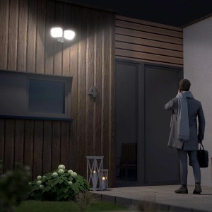 SSC-LUXon NORSU LED Außenstrahler mit Bewegungsmelder, Doppelkopf, neutralweiß leuchtend an Hauswand.