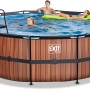 EXIT Wood Pool Ø450x122cm mit Filterpumpe und Poolleiter im Garten mit Badenden.