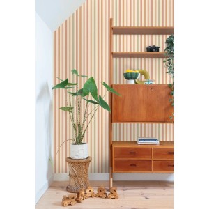 ESTAhome Vliestapete mit rosa, grünen und beigen Streifen an einer Wand, dekoriert mit Pflanze und Holzmöbeln.