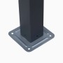 Detailaufnahme: Schwarze Metall Pergola Pfostenfuß mit Befestigungslöchern.