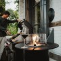 Schwarzes Enders Gas-Terrassenfeuer Nova mit Glaszylinder und Ablagefläche. Stimmungsvolles Ambiente im Garten.