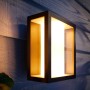 Breite, schwarze Philips Hue Impress LED-Wandleuchte für den Außenbereich, warmweißes Licht.