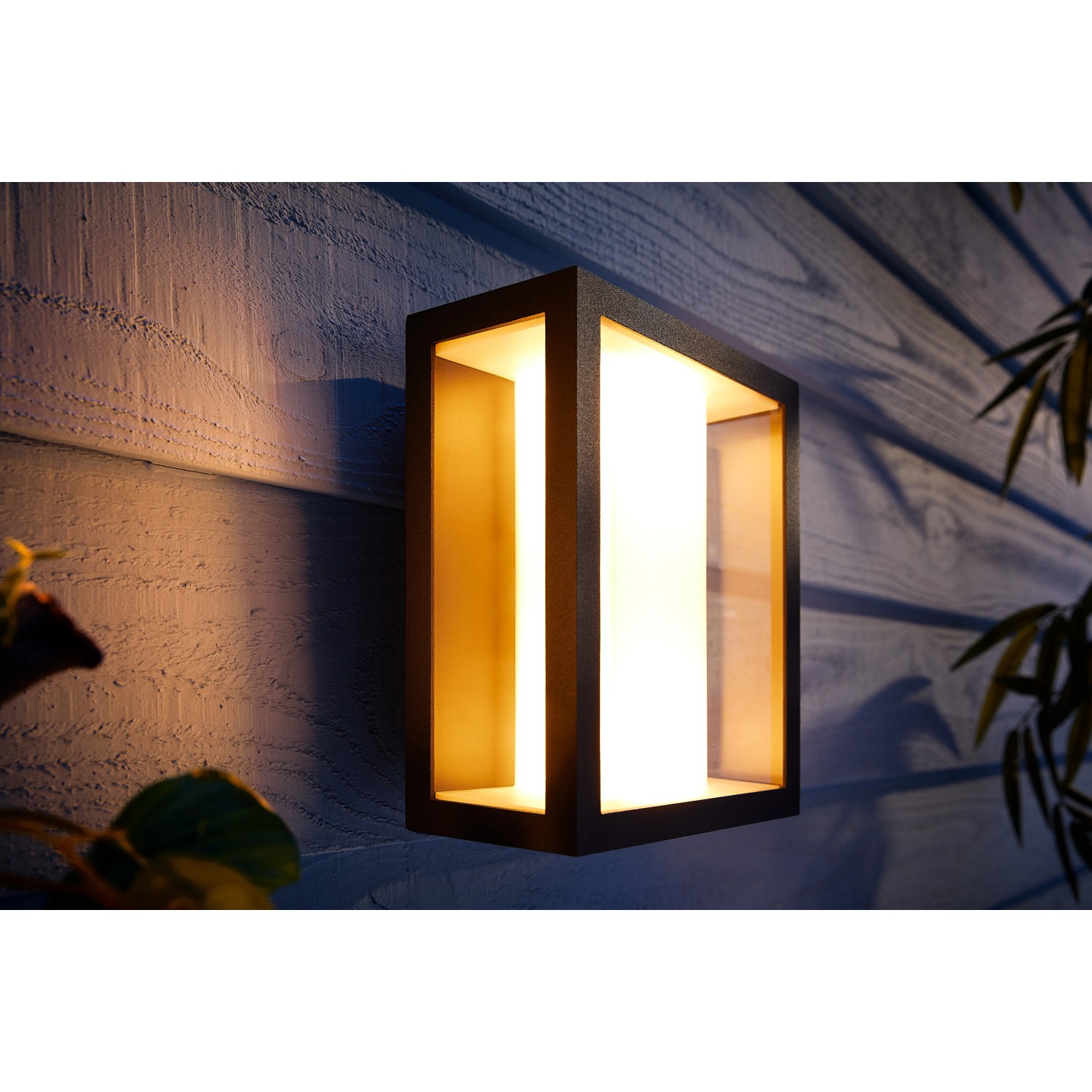 Breite, schwarze Philips Hue Impress LED-Wandleuchte für den Außenbereich, warmweißes Licht.