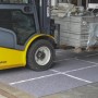 Scorprotect Vliesfaserplatten schützen Boden vor Gabelstapler. Abdeckmaterial für Bau, Renovierung.
