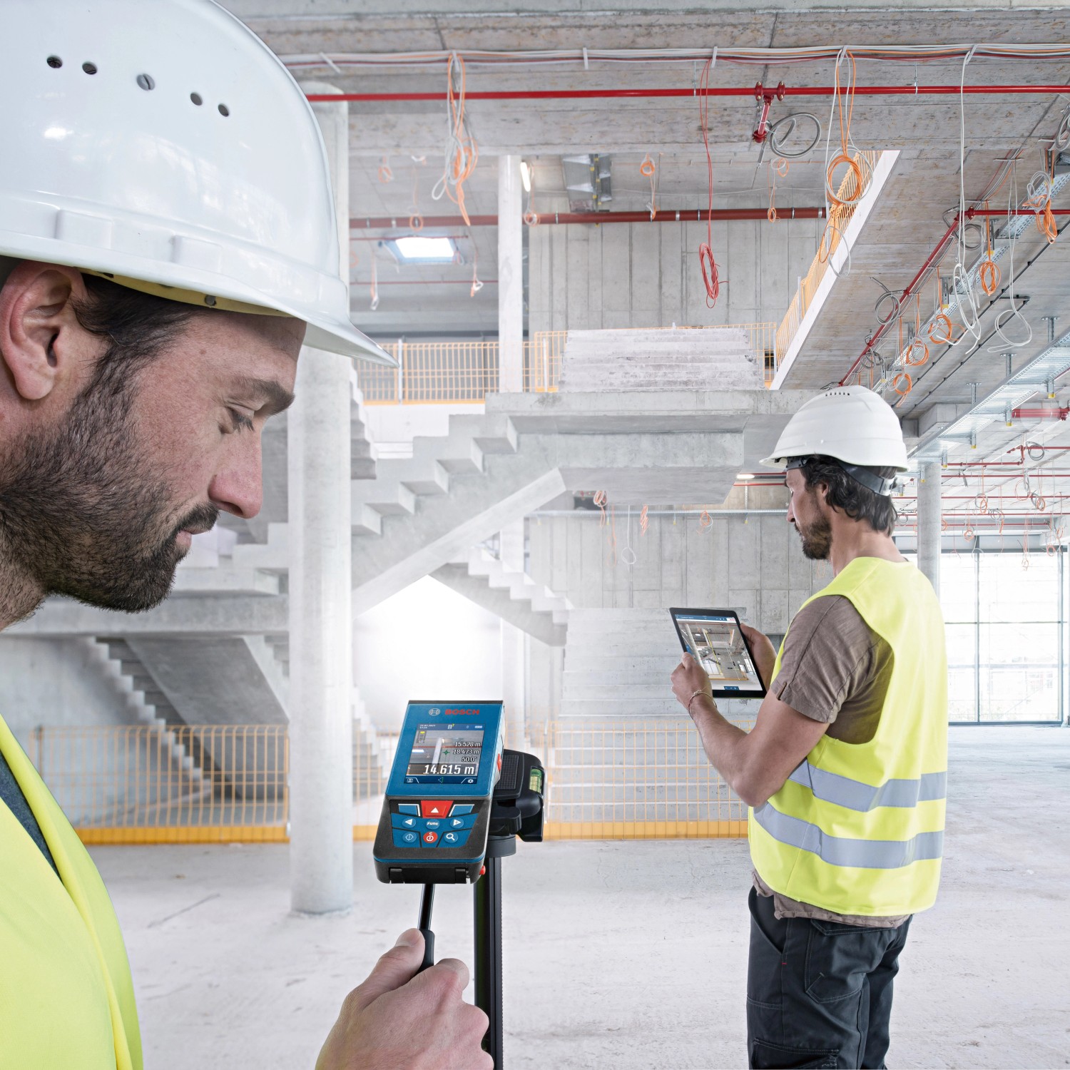 Bosch Professional GLM 100-25 C Laser-Entfernungsmesser in Anwendung auf einer Baustelle.