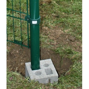 Christoph Zaun-Fundament Stein mit grünem Zaunpfosten im Garten.