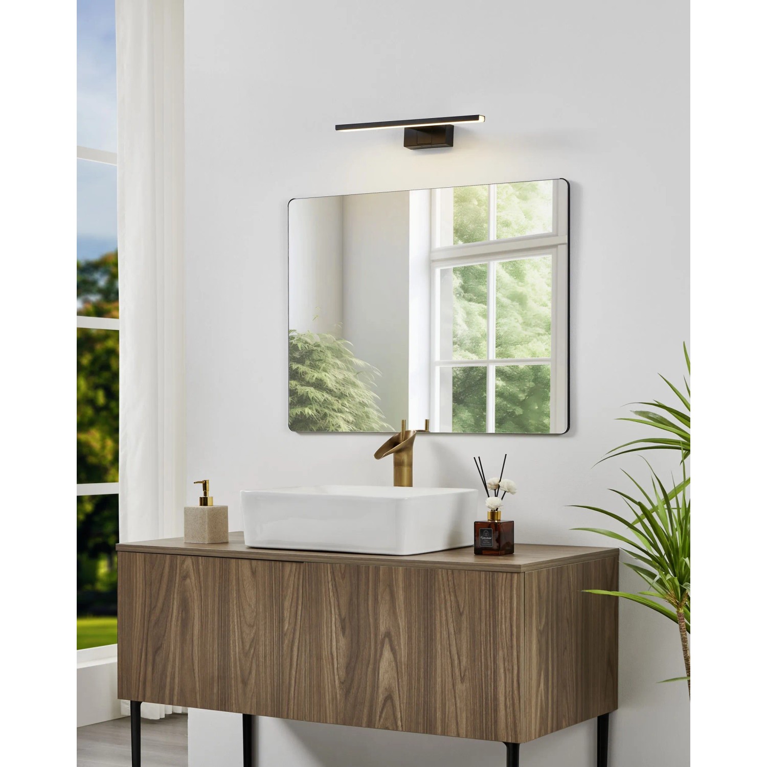 Eglo LED-Spiegelleuchte Conettilla Schwarz CCT 40 cm über Spiegel im modernen Bad, IP44.
