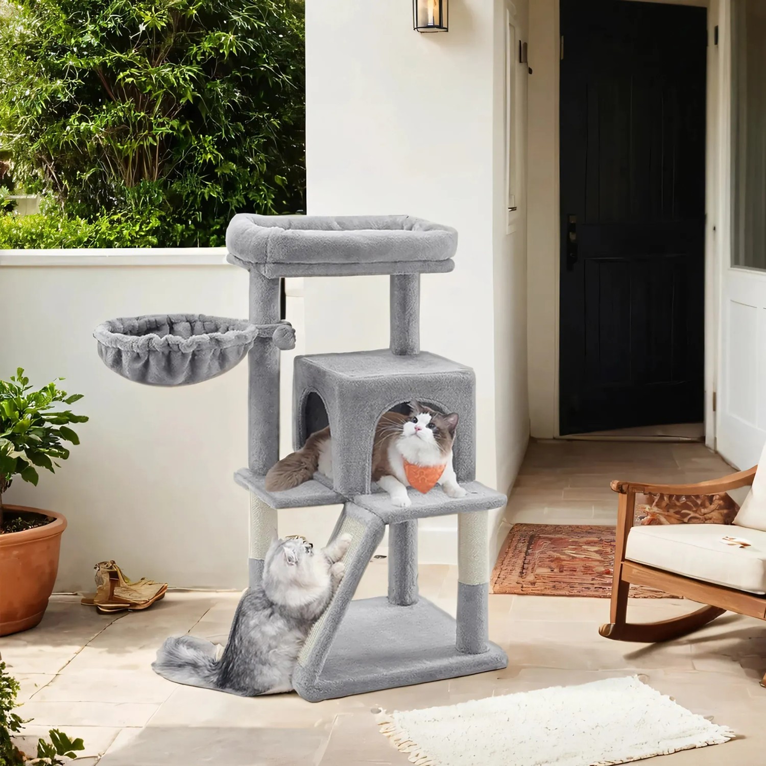 Feandrea Kratzbaum, hellgrau, mit Plattform, Höhle und Kratzrampe für große Katzen.