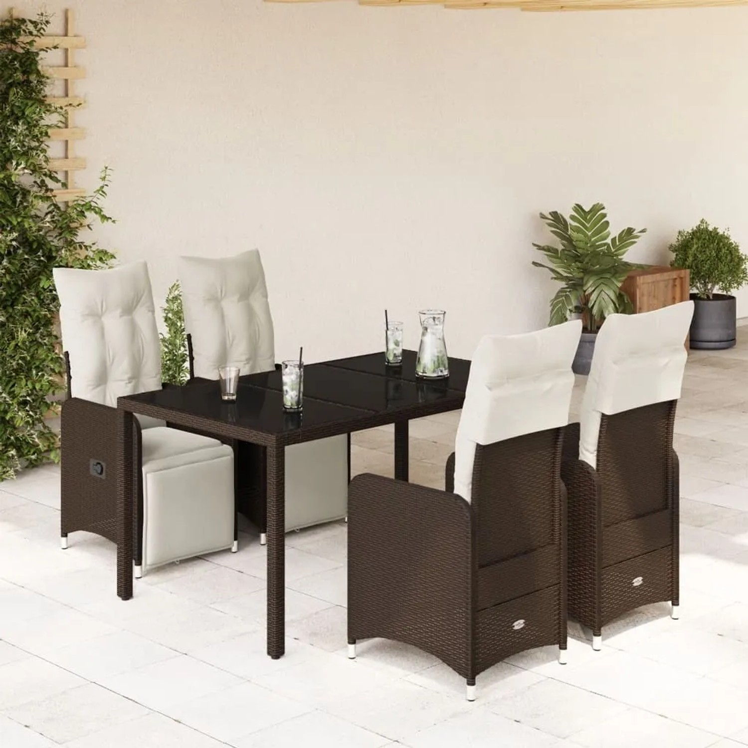 Braunes 5-tlg. vidaXL Garten-Bistro-Set aus Polyrattan mit Tisch, Stühlen und cremefarbenen Kissen.
