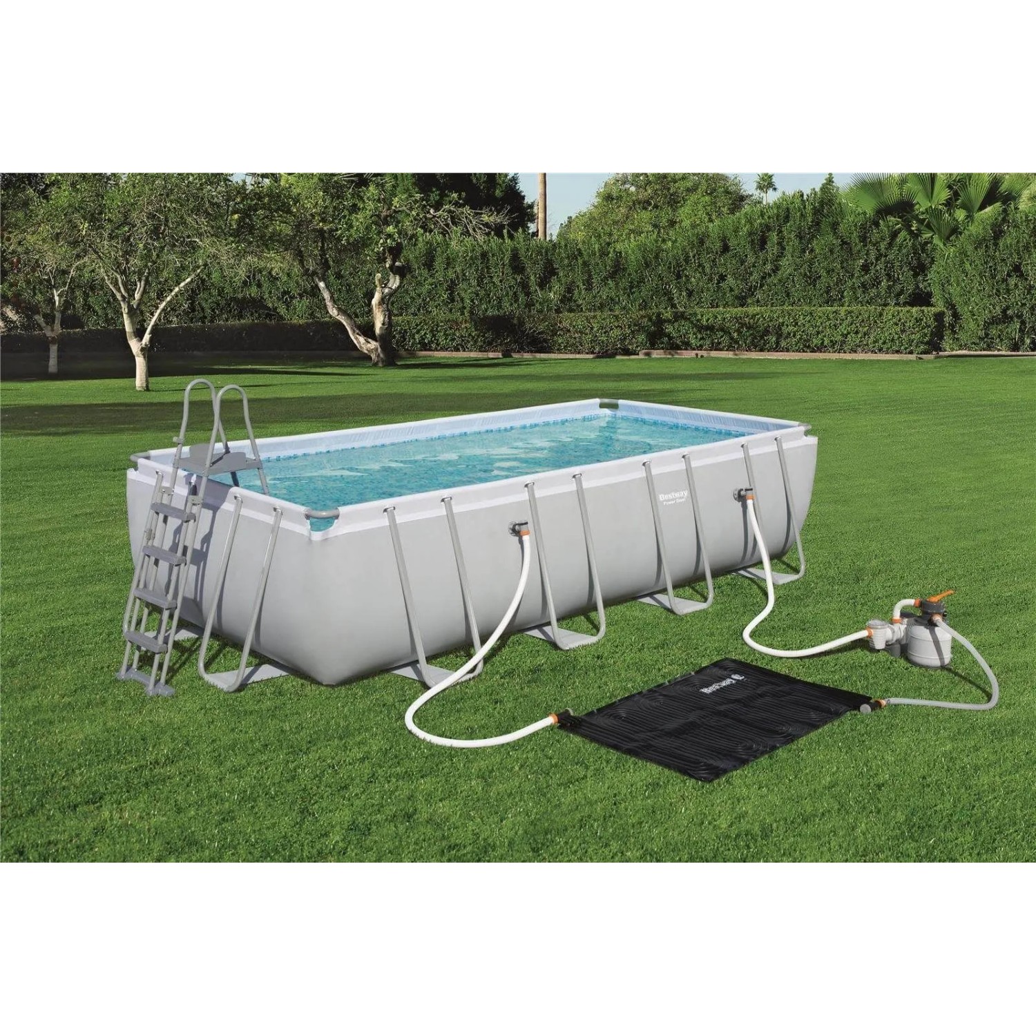 Bestway Solar Poolheizung (110x171cm) mit Pool im Garten. Solarabsorber zur Poolwasser Erwärmung.