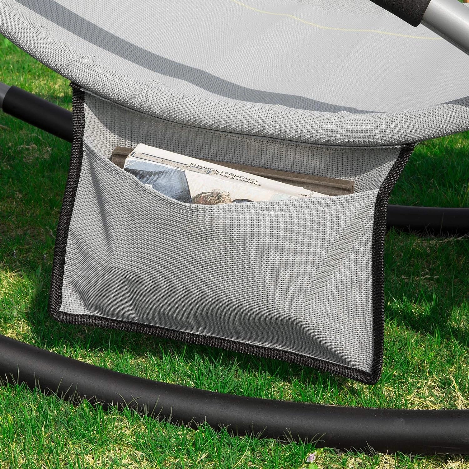 Detailaufnahme: Graue SoBuy Sonnenliege mit Tasche für Zeitschriften.