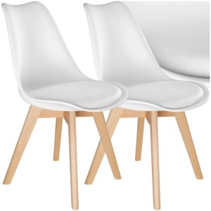 Zwei weiße Esszimmerstühle im Scandi Design mit gepolsterter Sitzfläche und hellen Holzbeinen. Ergonomische Form, 2er Set.