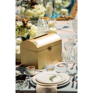 Rust-Oleum Glitzerfarbe Medium Shimmer Gold Dose, auf einem Tisch mit Dekoration.