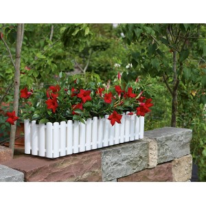 Weißer Geli Blumenkasten Aqua Palido (74 cm) mit roten Blumen auf einer Mauer.