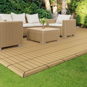 WPC Abschlussleiste in Teak für WPC-Fliesen auf Terrasse mit Gartenmöbeln.