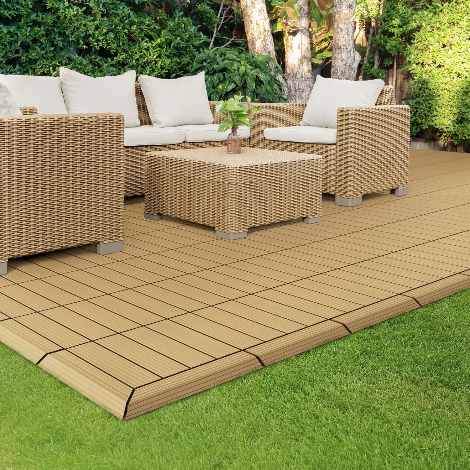 WPC Abschlussleiste in Teak für WPC-Fliesen auf Terrasse mit Gartenmöbeln.