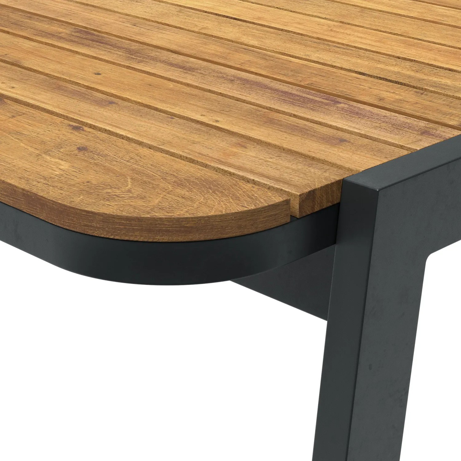 Detailansicht: Tischplatte aus Akazienholz und schwarzes Gestell des Lounge-Sets Olary.