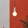 Eglo E27 LED Leuchtmittel in Globeform, 9W, warmweißes Licht, hängend an schwarzem Kabel.