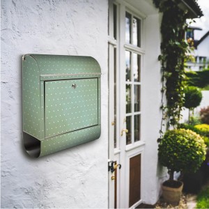 Edelstahl Briefkasten mit Zeitungsfach und Punkte-Motiv an einer weißen Hauswand.