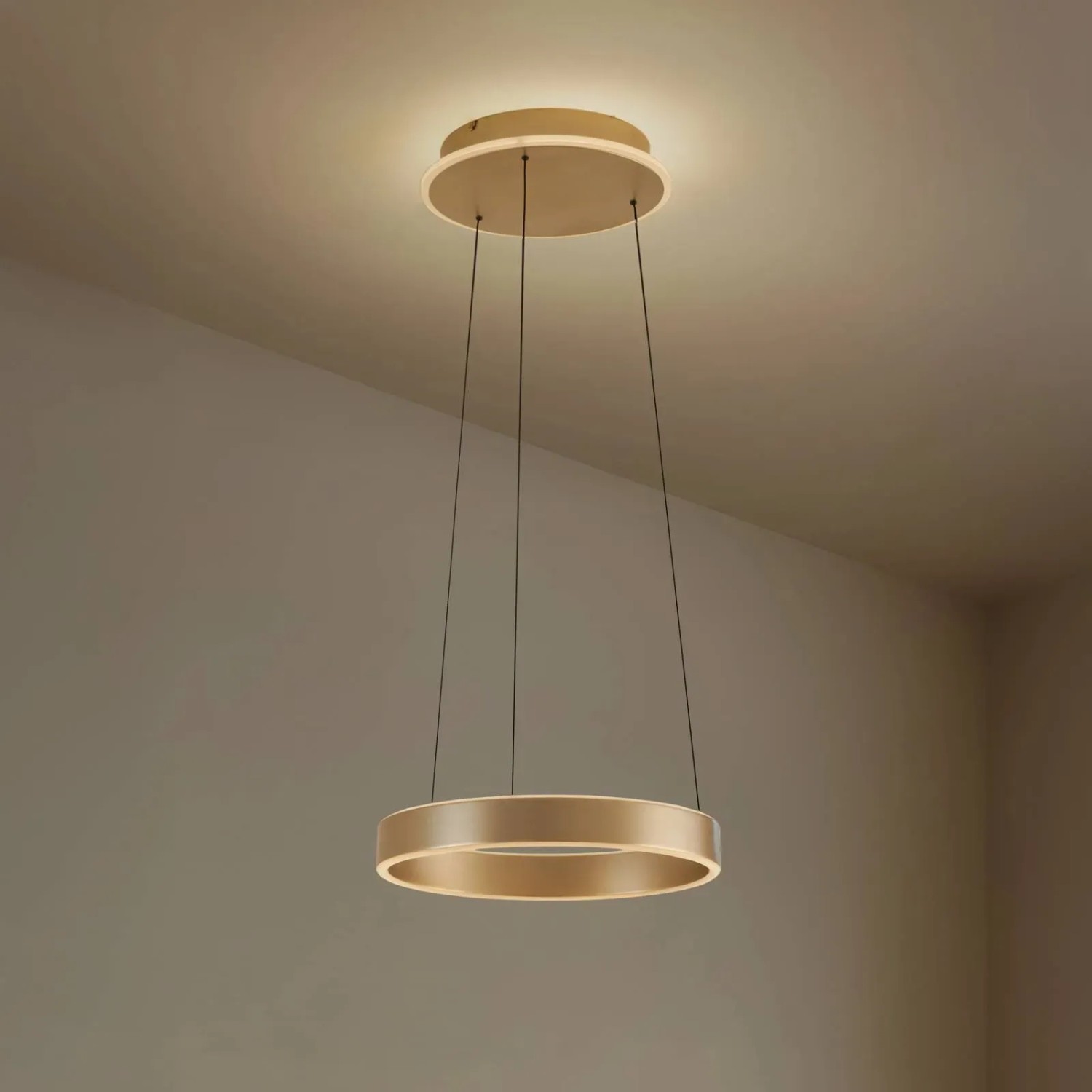 Lucande LED-Pendelleuchte Tindra, rund, Gold/Messing Metall, modern, warmweißes Licht für Wohnzimmer.