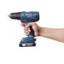 Bosch Professional GSR 18 V-21 Akku-Bohrschrauber in Hand, blau, 18V, ohne Akku/Ladegerät.