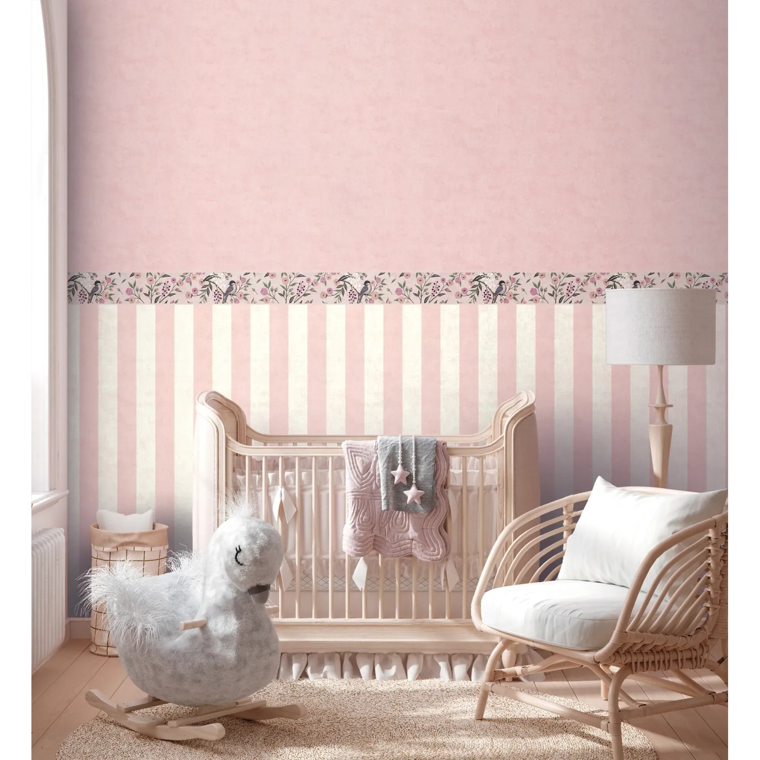 A.S. Creation Vlies-Bordüre mit Blümchen und Vögeln in Grün, Rosa und Lila für das Kinderzimmer.