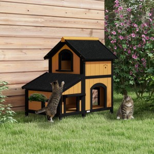Gelbes PawHut Outdoor-Katzenhaus aus Tannenholz mit zwei Katzen im Garten.