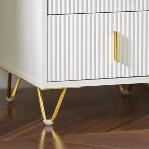 Detailansicht: Weißer Nachttisch mit 2 Schubladen, goldenen Beinen und Griffen.