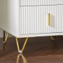 Detailansicht: Weißer Nachttisch mit 2 Schubladen, goldenen Beinen und Griffen.
