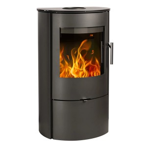 Haas+Sohn Ficus Kaminofen, Stahl schwarz, 5 kW mit Flammen im Brennraum.