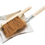 Kehrschaufel- und Kokosbesenset mit Blechschaufel und Handfeger aus Kokosfasern und Holz.