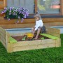 Wendi Toys Sandkasten mit Holzabdeckung und Sitzflächen im Garten mit spielendem Kind.