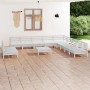 Weißes 12-tlg. Garten-Lounge-Set aus Kiefernholz auf einer Terrasse.