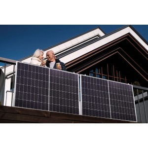 Absaar Balkonkraftwerk 1600W mit 4 Solarmodulen auf Balkon mit Paar.