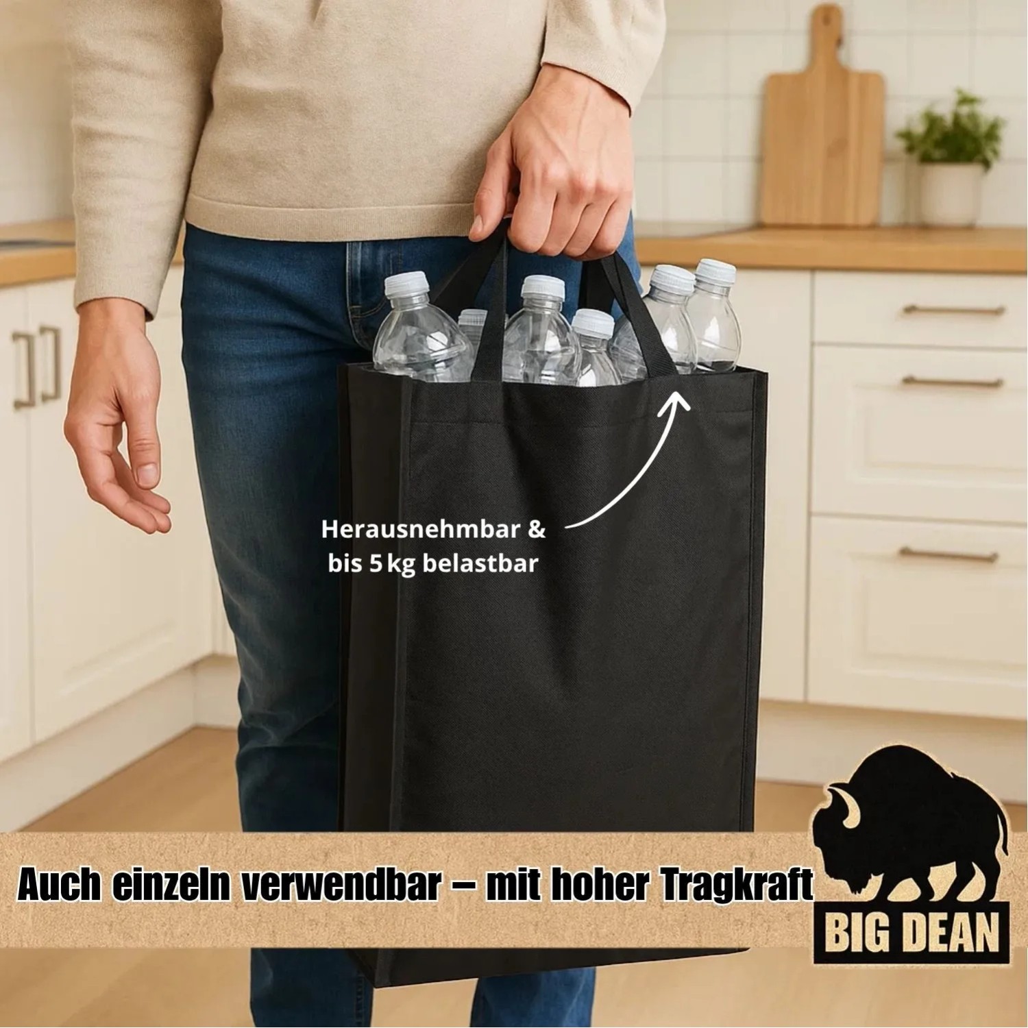 Person trägt BigDean Pfandflaschen-Sammelbehälter/Mülleimer mit Flaschen in Tragetasche.