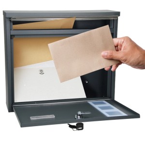 Offener, silberner ML-Design Briefkasten mit Namensschild und Brief.